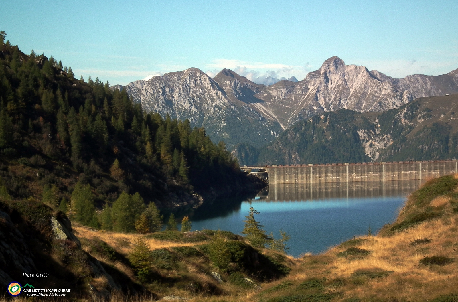 10 oltre il lago spunta il Pegherolo.JPG